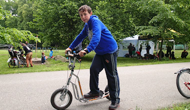 24 hodin na koloběžce: Neustálý déšť a hodování u stolu